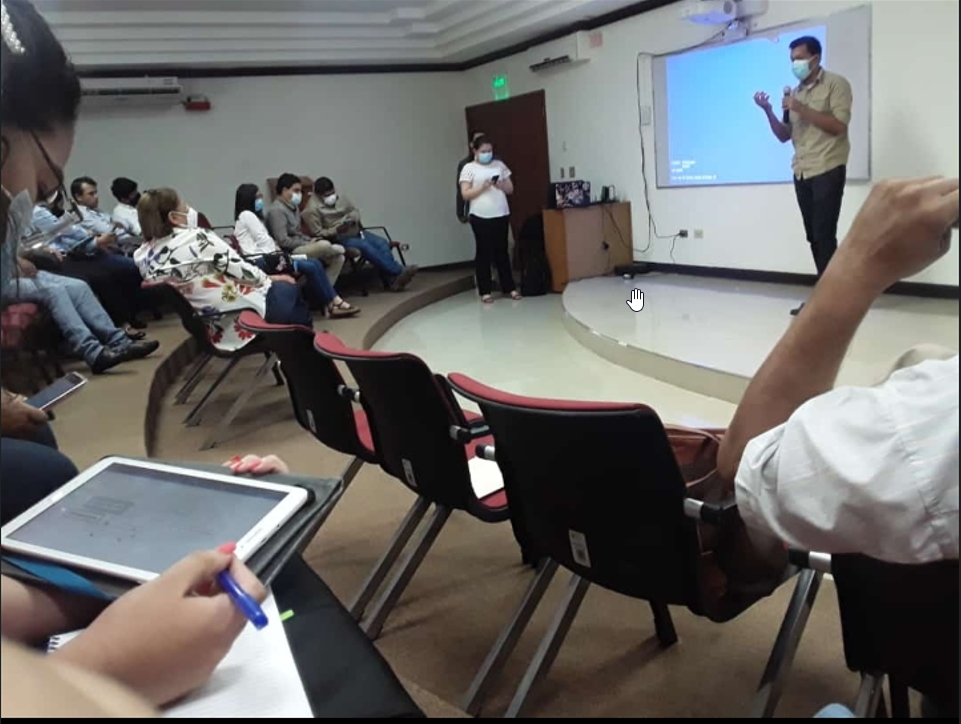 Jorge Ochoa (j8rge8a) exponiendo en la UNAN-Managua su proyecto de curso sobre el uso de tecnología para facilitar la búsqueda de mercados regionales a emprendimientos rurales, ante docentes y estudiantes de la especialización en gestión de empresas de economía social y colaborativa.